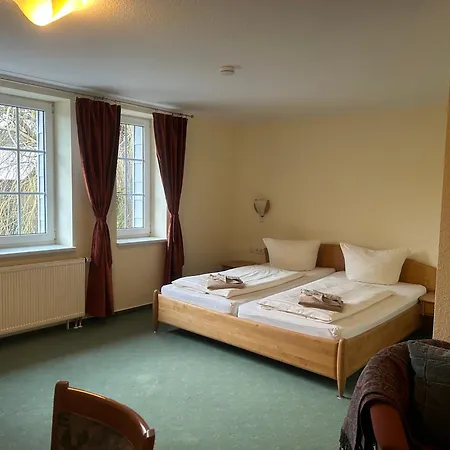 Am Schoenower Schlosspark Gasthof 3*